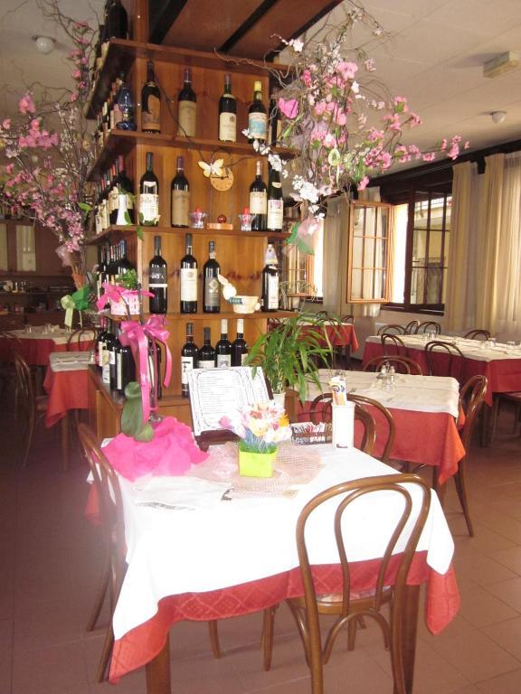 Albergo Leon Bianco Moggio Udinese Extérieur photo